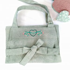 Dárková sada Zástěra + chňapky ZELENKAVÁ s výšivkou