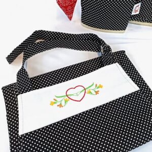 Dárková sada Zástěra + chňapky PUNTÍK BW s výšivkou